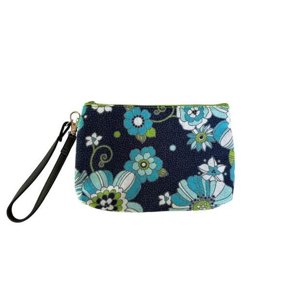 thirty-one Handbags - NEW Thirty-One Flower Wristlet